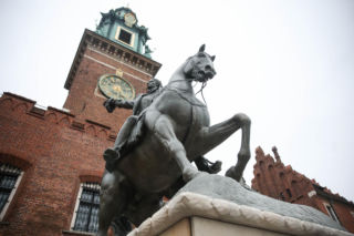 Sygnet, monety i fragment wieży – kolejne odkrycia na Wawelu