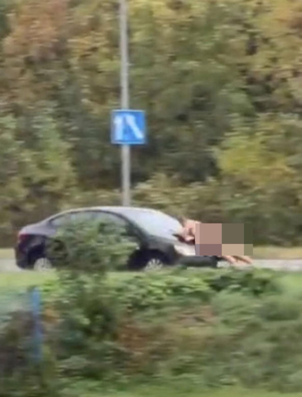 Nagi mężczyzna z maczetą biegał po ulicy! Policjanci użyli paralizatora
