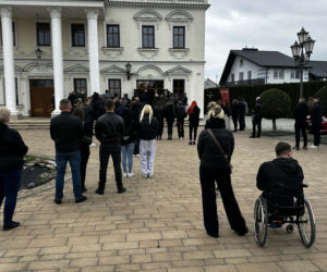 Porwali i skatowali Adriana z Ciechanowa. Bliscy żegnają 23-latka