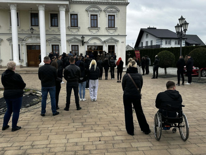 Porwali i skatowali Adriana z Ciechanowa. Bliscy żegnają 23-latka