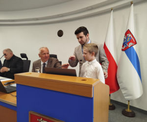 Podczas lipcowej sesji rady miasta władze Siedlec i radni złożyli oficjalne gratulacje 10-letniemu Kubie Lewczukowi – młodemu i bardzo utalentowanemu szachiście, tegorocznemu Mistrzowi Polski w szachach klasycznych, pochodzącemu z Siedlec.