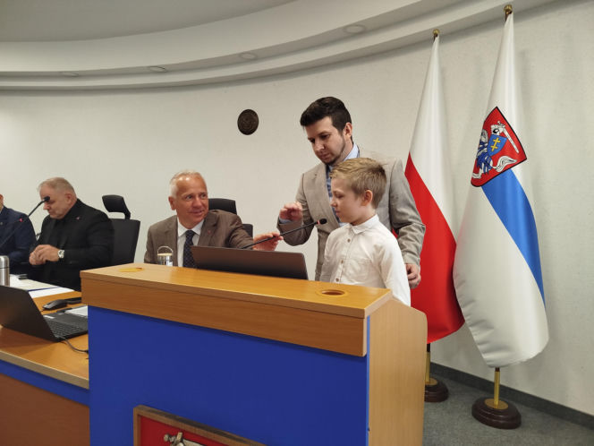 Podczas lipcowej sesji rady miasta władze Siedlec i radni złożyli oficjalne gratulacje 10-letniemu Kubie Lewczukowi – młodemu i bardzo utalentowanemu szachiście, tegorocznemu Mistrzowi Polski w szachach klasycznych, pochodzącemu z Siedlec.