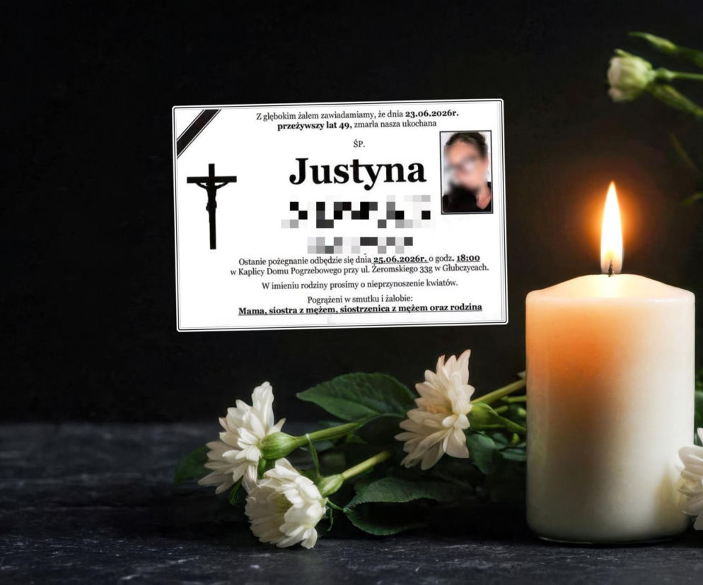 Płonąca świeca i białe kwiaty na ciemnym tle, symbolizujące żałobę po zmarłej Justynie Nowak. Widoczna nekrolog z datą pogrzebu i informacją o śmierci 49-letniej żony legendarnego twórcy TSA. O jej śmierci i szczegółach przeczytasz na naszym portalu.