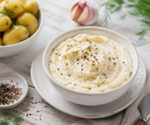 Porzuć tzatziki i sosy z majonezu! Do młodych ziemniaków podaj litewski kastinys - uzależni cię od pierwszej łyżki