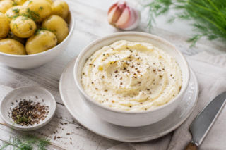 Porzuć tzatziki i sosy z majonezu! Do młodych ziemniaków podaj litewski kastinys - uzależni cię od pierwszej łyżki
