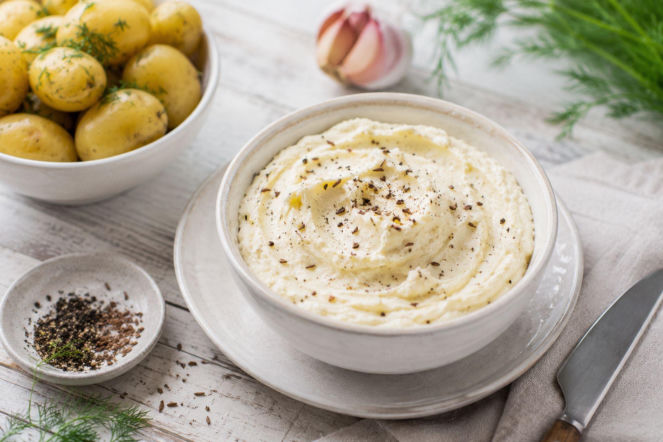 Porzuć tzatziki i sosy z majonezu! Do młodych ziemniaków podaj litewski kastinys - uzależni cię od pierwszej łyżki