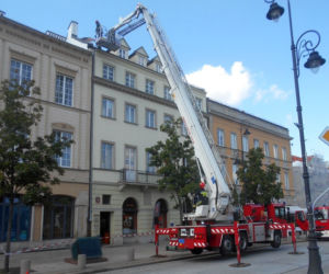 Niebezpieczna blacha na Krakowskim Przedmieściu
