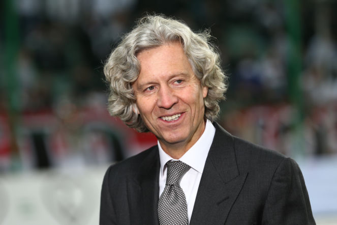 Legia – Piast: Kibice wyzywali Dariusza Mioduskiego z trybun. Wymowny transparent