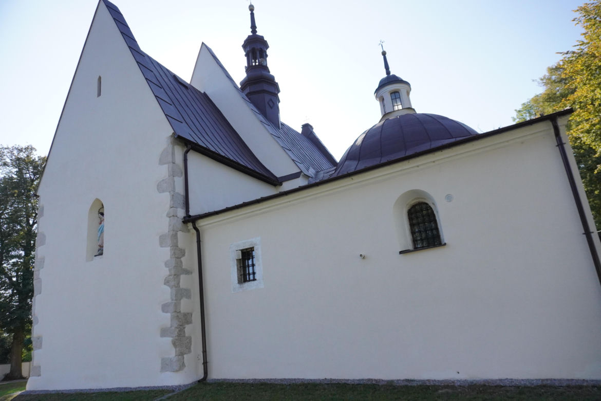 Ta mała wieś skrywa niezwykłą historię. Świątynia stoi tu od 1362 roku