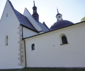 Ta mała wieś skrywa niezwykłą historię. Świątynia stoi tu od 1362 roku