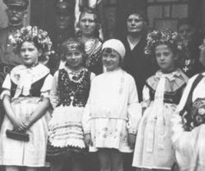 Uroczystości 3 Maja na starych fotografiach. Wielkie defilady i piękne stroje! [ZDJĘCIA]