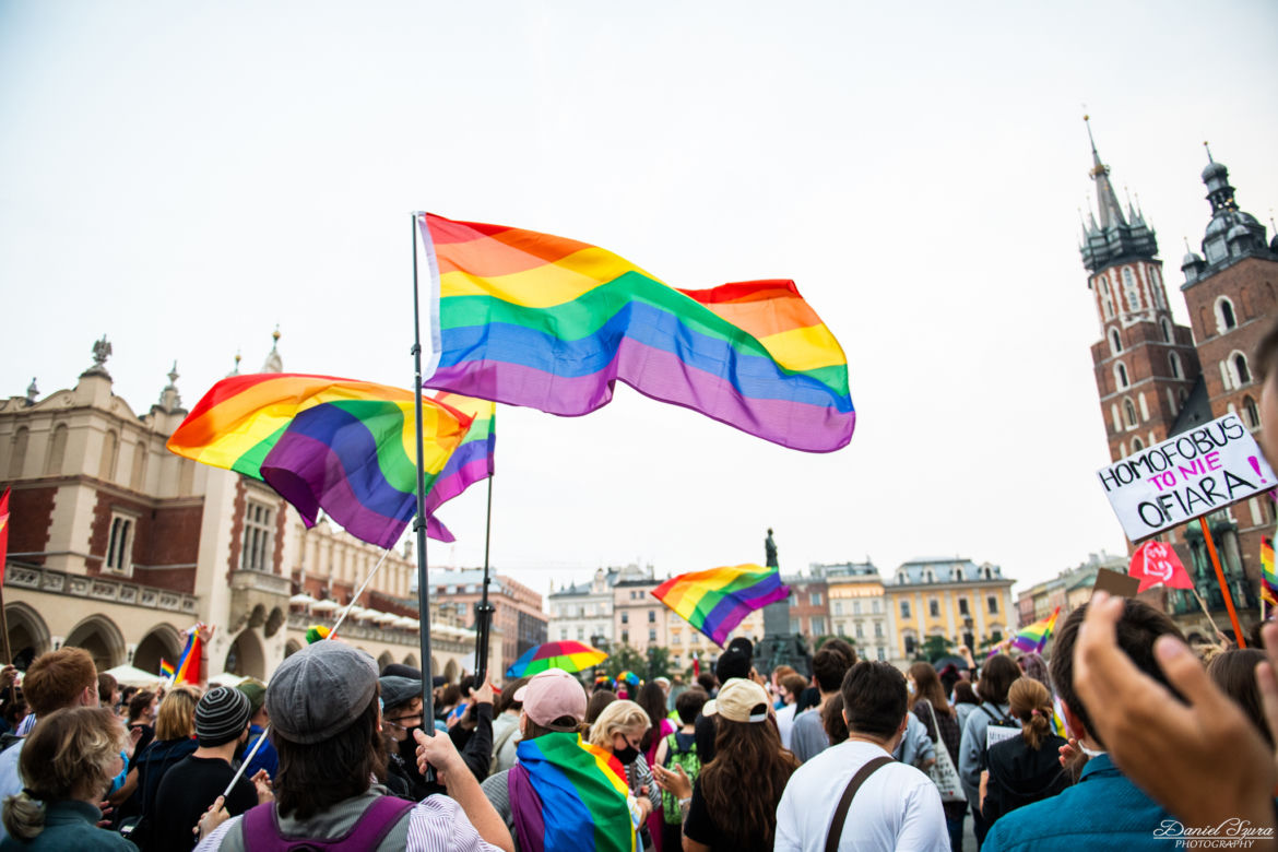 Demonstracja LGBT i narodowców na krakowskim Rynku