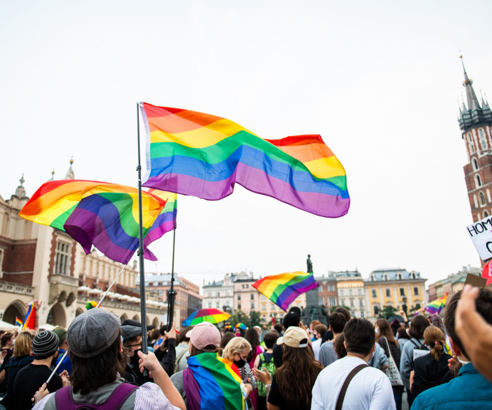 Demonstracja LGBT i narodowców na krakowskim Rynku