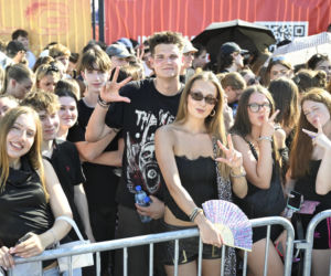 Fani w upale czekają na koncert The Weeknd. Tłumy w Warszawie