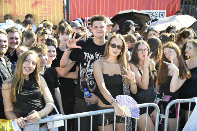 Fani w upale czekają na koncert The Weeknd. Tłumy w Warszawie