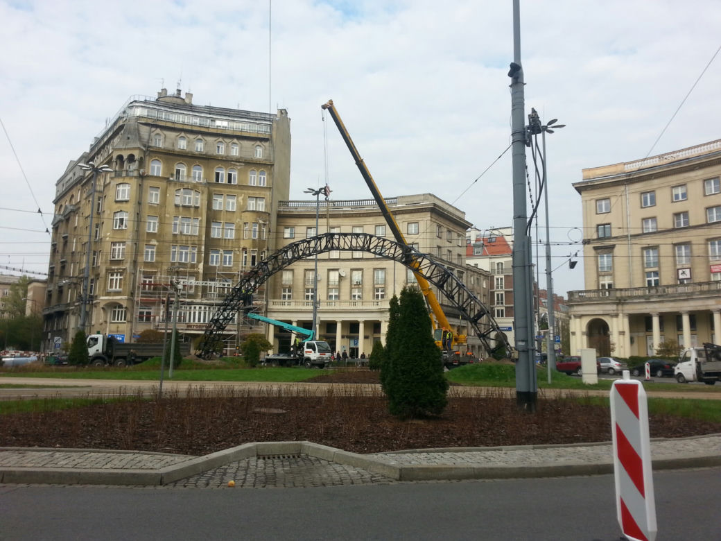plac Zbawiciela; sobota, prace przy odbudowie tęczy