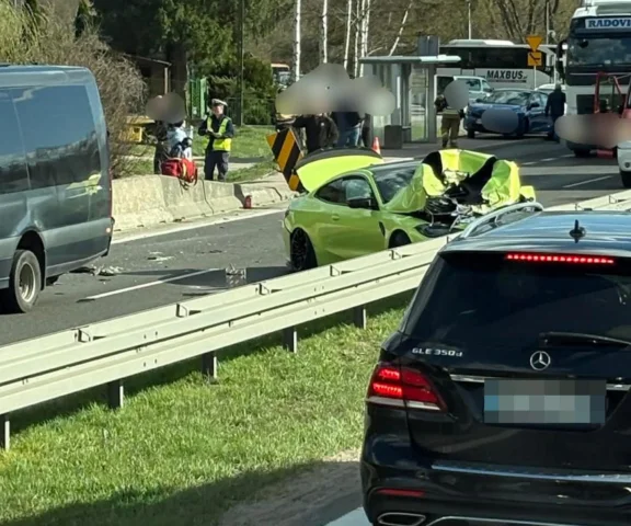 Zderzenie busa z osobówką na Zakopiance. Pięć osób rannych