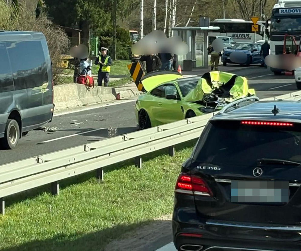 Zderzenie busa z osobówką na Zakopiance. Pięć osób rannych
