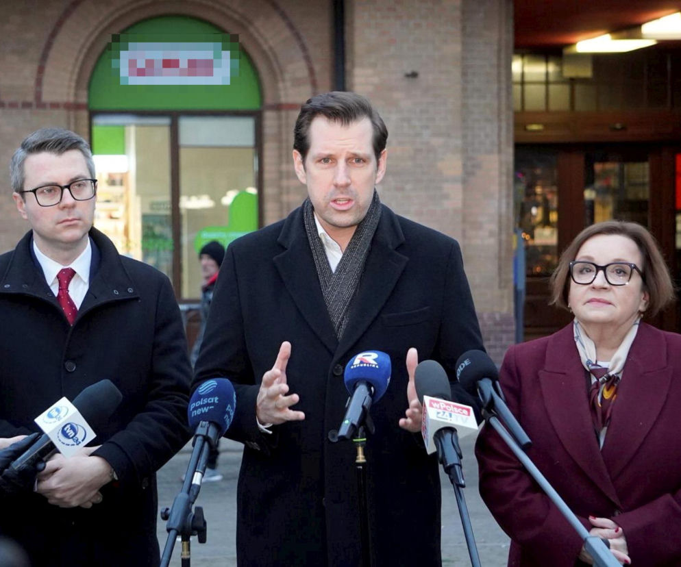 Tobiasz Bocheński, Anna Zalewska i Piotr Müller podczas konferencji PiS przed Halą Mirowską w Warszawie, gdzie alarmują o rosnących kosztach życia i drożyźnie przed świętami, o czym czytać można na portalu Super Biznes.