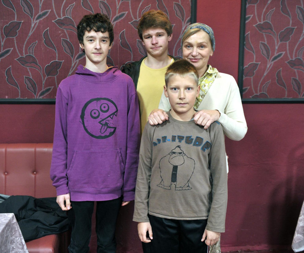 Katarzyna Żak jako Kazia Solejuk z serialowymi synami. O losach dzieci Solejuków z Rancza przeczytasz w Eska.
