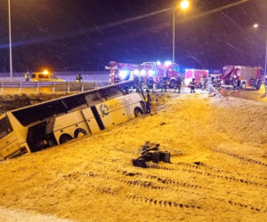 Tragedia na autostradzie A4. Autokar runął do rowu. Zginęła 1 osoba, jest 9 rannych! [ZDJĘCIA]