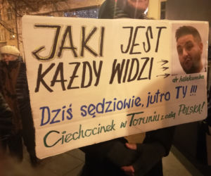 Manifestacja w obronie sądownictwa na Rynku Staromiejskim w Toruniu