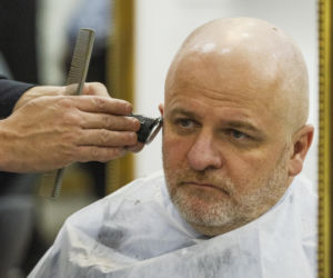 Paweł Kowal u fryzjera