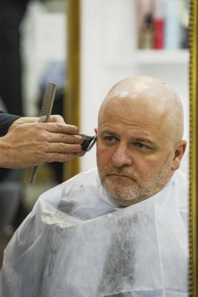 Paweł Kowal u fryzjera