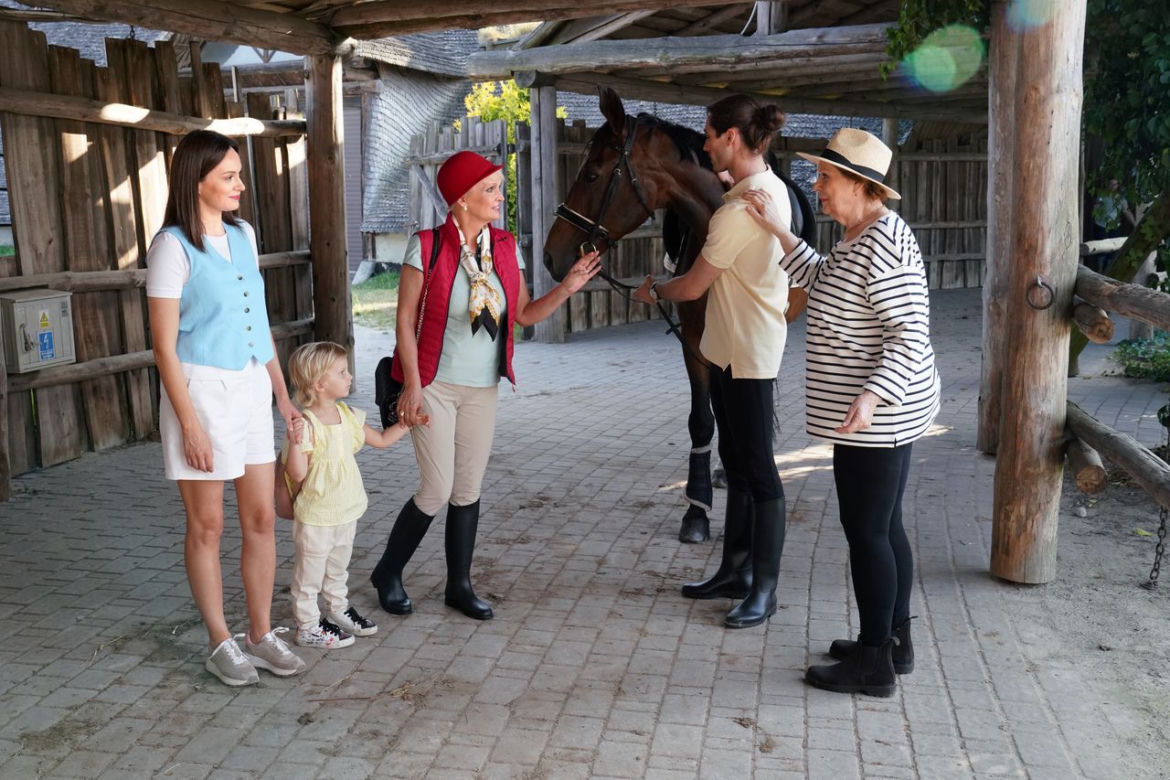 Barwy szczęścia odc. 2742: Natalia (Maria Dejmek), Lea (Lena Sobota), Małgorzata (Adrianna Biedrzyńska), Józefina Rawicz (Elżbieta Jarosik), Cezary Rawicz (Marcel Opaliński)