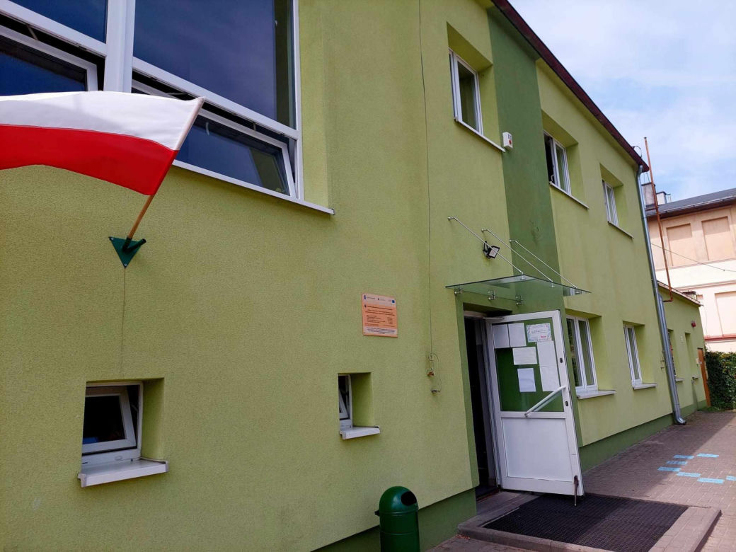 Policjanci wyprowadzili pijaną dyrektorkę ze szkoły. Wójt: Rodziców nie trzeba było informować, bo nie miała tego dnia lekcji 