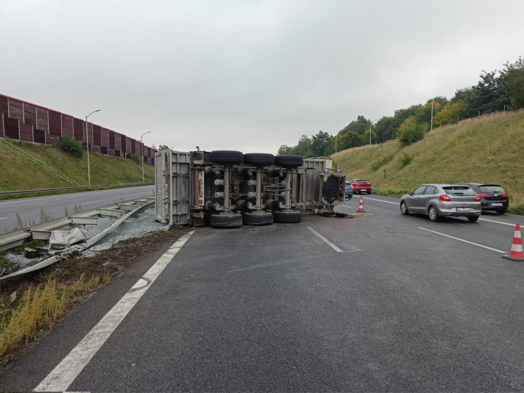 Wypadek na autostradzie A4. TIR wywrócił się na drogę po wypadku