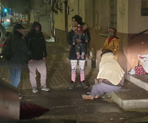 Ratownicy zostawili chorą na ulicy?