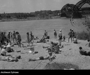 Jak dawniej wyglądało plażowanie? Te zdjęcia to prawdziwe perełki! [GALERIA]