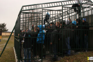 Skandal na meczu. Kibice Hutnika Kraków trzymani... w klatce niczym dzikie zwierzęta [ZDJĘCIA]