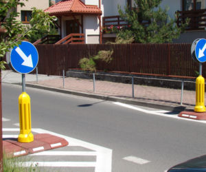 Drogowy absurd? Kierowcy z Tarnowa muszą jeździć slalomem!