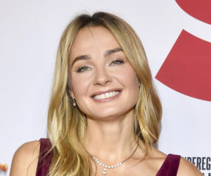 Małgorzata Socha pieści twarz prądem i światłem