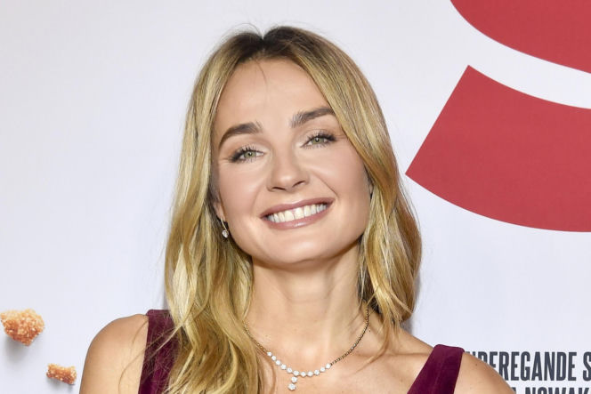 Małgorzata Socha pieści twarz prądem i światłem