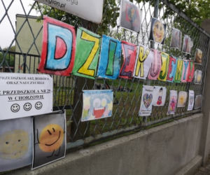 Wzruszające transparenty na płocie szpitala w Chorzowie. Przedszkolaki dziękują lekarzom!