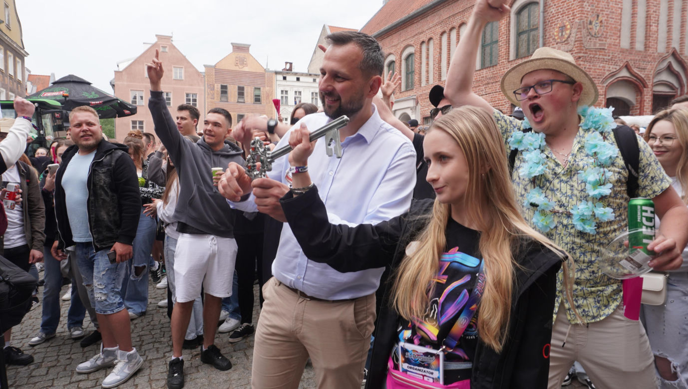 Kortowiada 2024. Parada Wydziałów przeszła ulicami miasta. Studenci tłumnie wzięli udział w imprezie