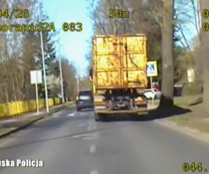 Niebezpieczny manewr na przejściu dla pieszych