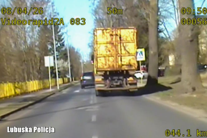Niebezpieczny manewr na przejściu dla pieszych