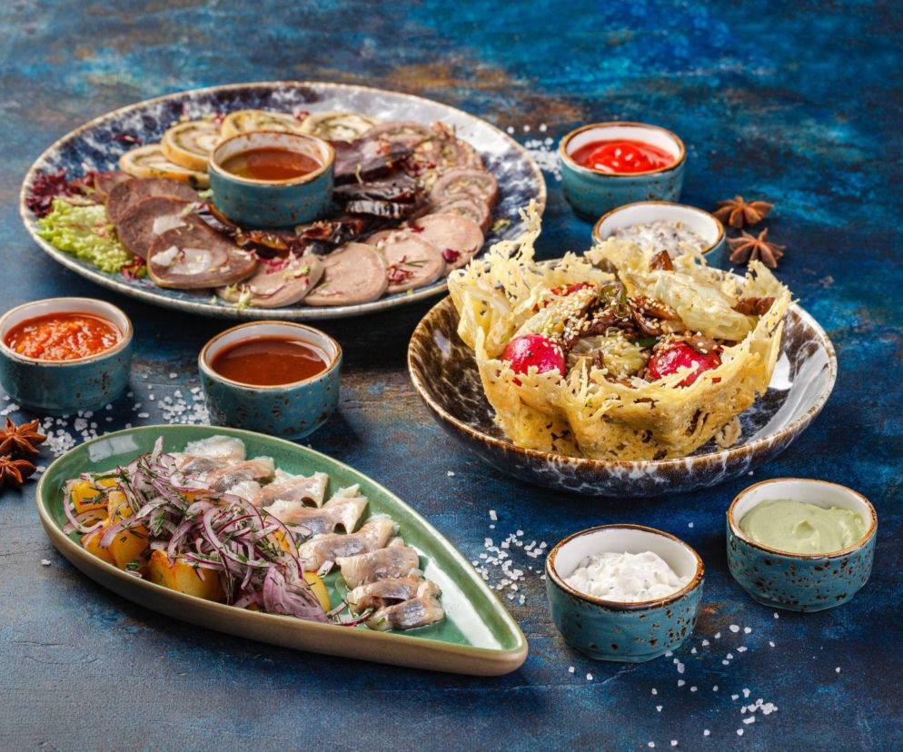 Ostatki i śledzik – czy to to samo? Dawne zwyczaje kulinarne, które warto kultywować