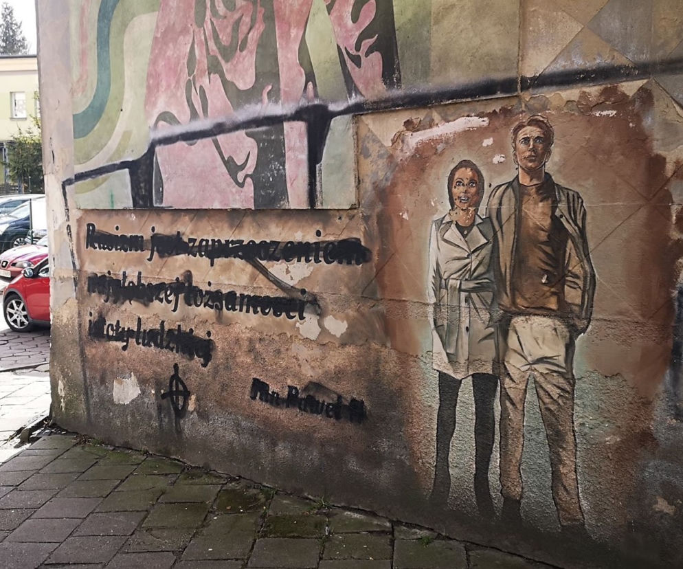 Białystok. Ktoś zamalował cytat Jana Pawła II. Pojawił się celtycki krzyż [FOTO]
