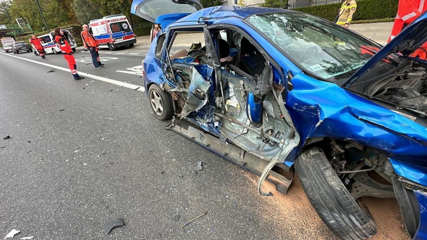 Straszny wypadek w wielkie święto ratownictwa. Karetka roztrzaskana, trzy osoby w szpitalu