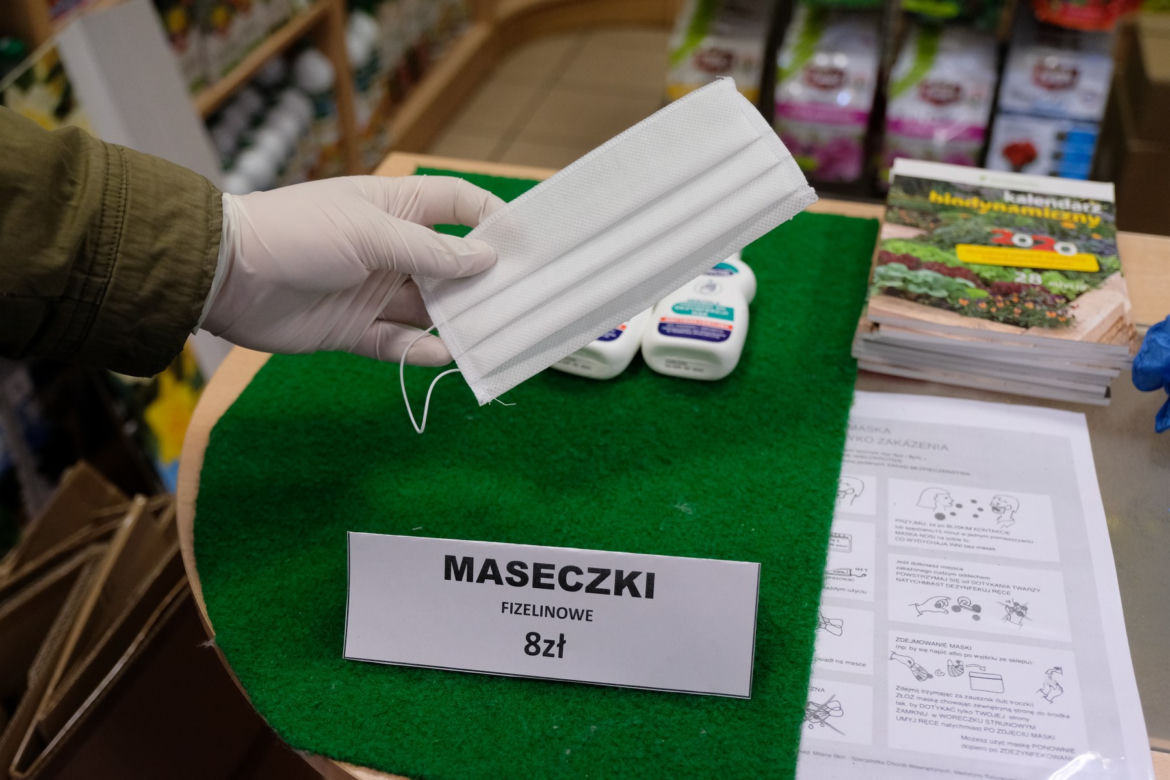 Maseczkowy obłęd na bazarach