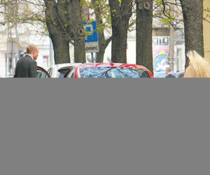 Piotr Adamczyk z nowym autem i nową dziewczyną
