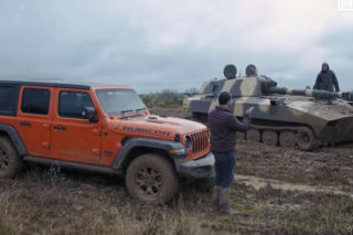 Jeep Wrangler kontra radziecki czołg. Kto wygra błotny pojedynek? - WIDEO