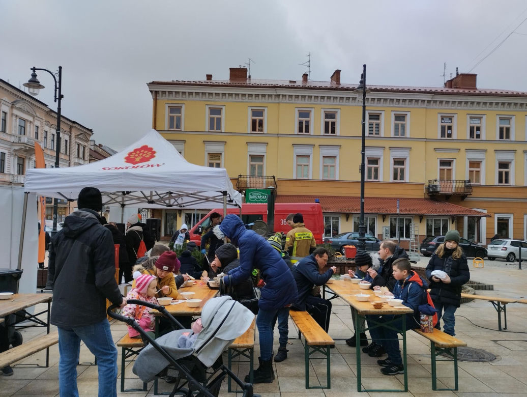 WOŚP 2024. Dziennikarze Radia ESKA rozgrzewają Tarnów pysznym żurkiem!