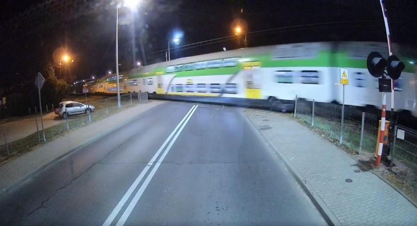 Kierowca autobusu w ostatniej chwili uniknął zderzenia z pociągiem! Szok na przejeździe kolejowym w Płocku [ZDJĘCIA]