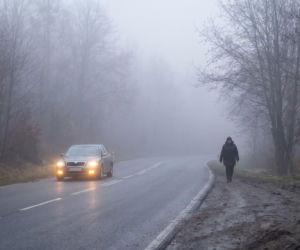 Gęsta mgła na południu Polski. Gdzie widzialność spadnie poniżej 200 metrów?